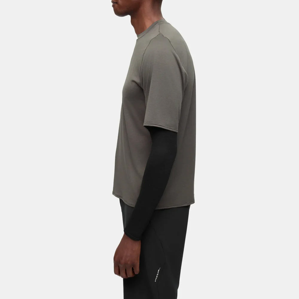 portal-drift-merino-arm-warmer-black-beauty